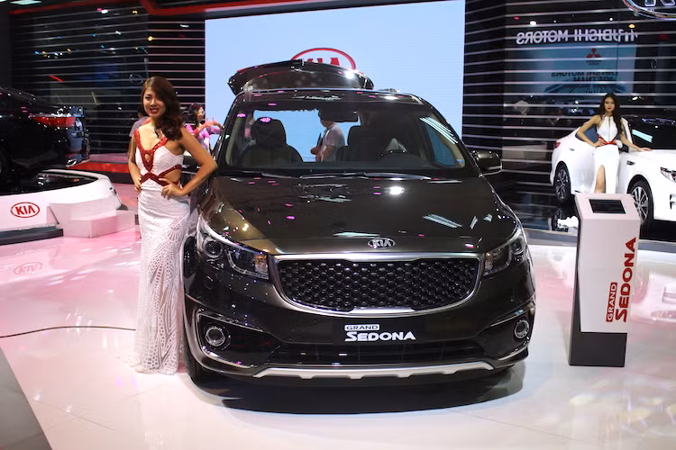 Ngoài một số đối thủ khác, Kia Grand Sedona là một trong những lựa chọn MPV 7 chỗ cỡ lớn cao cấp hiếm hoi đang được phân phối chính thức tại thị trường Việt Nam. Sở hữu thiết kế mạnh mẽ và sang trọng, Kia Sedona cũng là một trong những mẫu xe chủ lực tại Việt Nam với doanh số hơn 200 xe/tháng và hiện đã có 2500 xe đến với khách hàng.