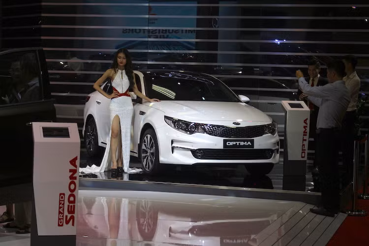 Bước sang thế hệ thứ 4, Kia Optima mới sở hữu thiết kế thể thao hơn do Peter Schreyer - cựu thiết kế của Audi "chắp bút", và nhiều trang bị cao cấp đi kèm. Tại Việt Nam, Kia Optima thế hệ mới được bán với 2 phiên bản động cơ xăng 4 xi-lanh DOHC nạp khí tự nhiên khác nhau là 2.0l sởvới công suất tối đa 152 mã lực/mô-men xoắn 194 Nm và 2.4l 176 mã lực/228 Nm.