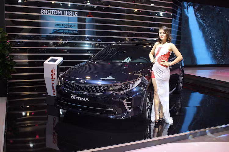 Dù không phải là mẫu xe lần đầu tiên xuất hiện do đã được ra mắt chính thức 2 ngày trước triển lãm, nhưng Kia Optima thế hệ mới được rất nhiều khách hàng quan tâm do mức giá khởi điểm chỉ từ 915 triệu, dù là một mẫu sedan hạng trung trong phân khúc D, cạnh tranh với Toyota Camry hay Honda Accord.