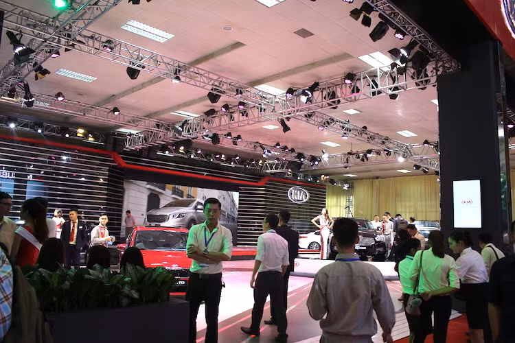 Đến với khu trưng bày của Kia nói riêng và THACO Trường Hải nói chung trong một số khung giờ, khách hàng cũng sẽ được thưởng thức những chương trình nghệ thuật sôi động, ấn tượng cùng sự góp mặt của một số ca sĩ nổi tiếng như Tuấn Hưng, Bùi Anh Tuấn, Hà My The Voice...