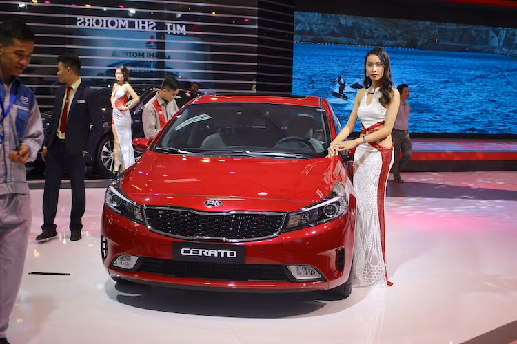 Là một trong 2 mẫu xe có doanh số bán cao nhất của Kia trên toàn cầu, Kia Cerato cũng rất được ưa chuộng tại thị trường Việt Nam, hiện đang là một trong những mẫu sedan hạng C được khách hàng lựa chọn nhiều nhất trong phân khúc C. Xe có thiết kế theo phong cách hiện đại, trẻ trung, nhiều công nghệ, nhiều phiên bản để đáp ứng nhu cầu của khách hàng và lợi thế về giá bán.