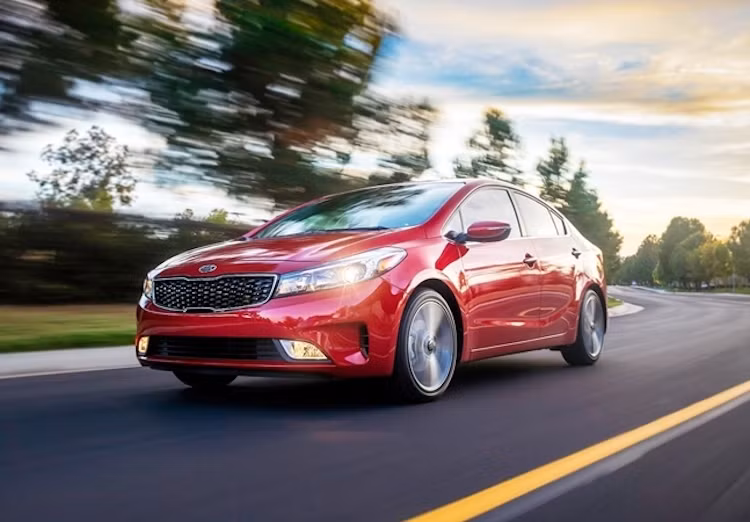 Xếp ở vị trí thứ 10 là mẫu sedan hạng C Kia Cerato với doanh số tháng 9/2016 đạt tổng cộng 573 xe. So với tháng 8/2016, doanh số của Cerato đã có sự sụt giảm nhẹ từ mức 672 xe. Tuy nhiên do sự vươn lên của một số mẫu xe khác, Kia Cerato đã suýt bị "rớt" khỏi top 10 xe bán chạy trong tháng 9.