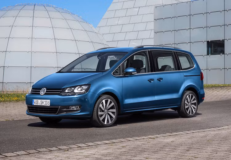 Tại triển lãm ôtô Quốc tế Việt Nam (VIMS) vào cuối tháng 10 này, hãng xe Đức Volkswagen sẽ đem về 3 mẫu xe mới. Trong đó, 2 dòng xe mang tính "chiến lược" trong kế hoạch mở rộng tầm ảnh hưởng của hãng tại thị trường Việt là mẫu sedan hạng C Jetta và chiếc MPV Volkswagen Sharan, dựa trên khung sàn của dòng sedan cỡ trung Passat.