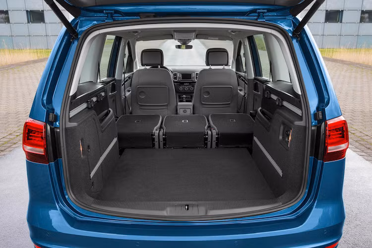 Tại nhiều thị trường, Volkswagen sẽ cung cấp cho khách hàng các cách bố trí ghế ngồi cho Sharan gồm 5, 6 hoặc 7 chỗ. Tuy nhiên khi về Việt Nam, nhiều khả năng chiếc xe sẽ chỉ còn duy nhất phiên bản 7 chỗ. Với phiên bản này, thể tích khoang hành lý là 300 lít, nhưng có thể nâng cao tối đa 2297 lít nếu gập toàn bộ 2 hàng ghế sau lại.