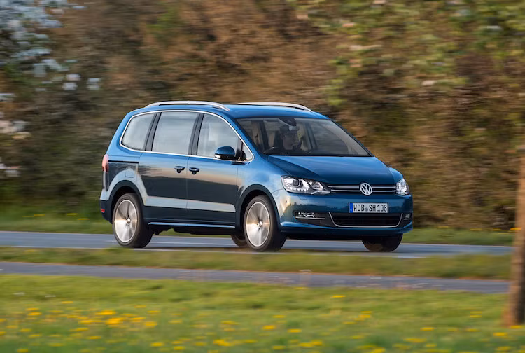 Trên Thế giới, Sharan được bán với 2 phiên bản động cơ xăng tăng áp và 1 phiên bản động cơ diesel. Trong đó, các phiên bản động cơ xăng 4 xi-lanh gồm 1.4l (150 PS) và 2.0 TSI (220 PS). Dù chỉ có duy nhất một loại động cơ diesel tăng áp 2.0l TDI nhưng cỗ máy này lại có tới 2 mức công suất là 150 và 184 PS.