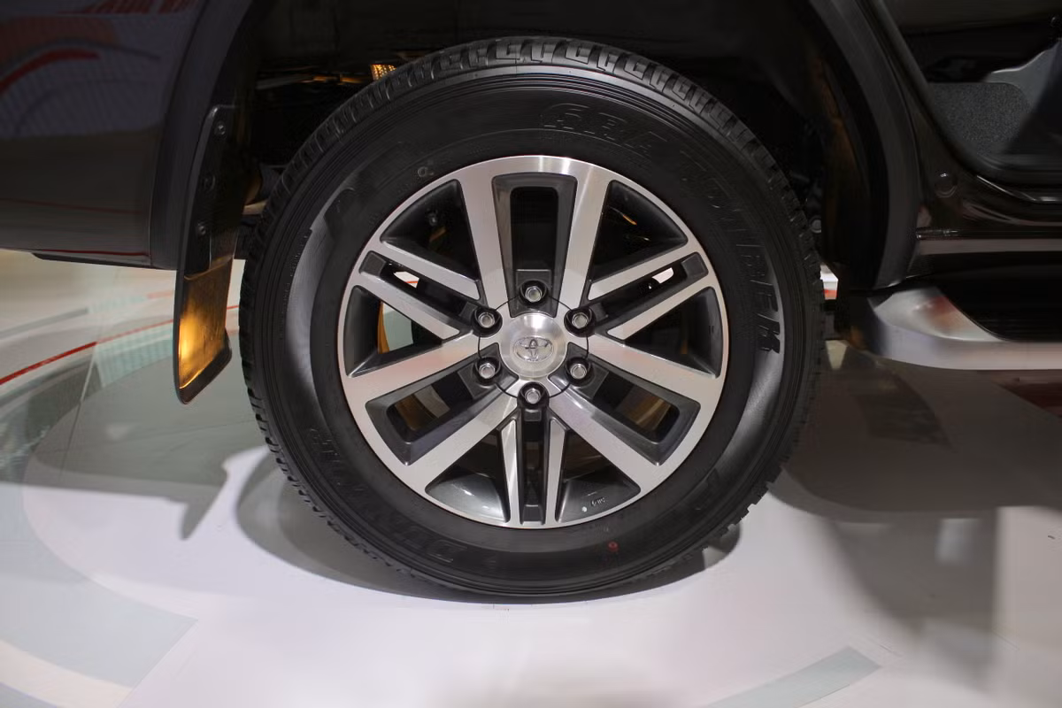 Đi kèm với động cơ này là hộp số tự động 6 cấp cùng hệ dẫn động 4 bánh. Thay vì hệ thống treo dạng lá nhíp như Hilux, Fortuner sẽ sử dụng hệ thống treo cầu sau đa điểm độc lập với đường kính giảm xóc lớn để giảm độ ồn và xóc trong cabin của xe.