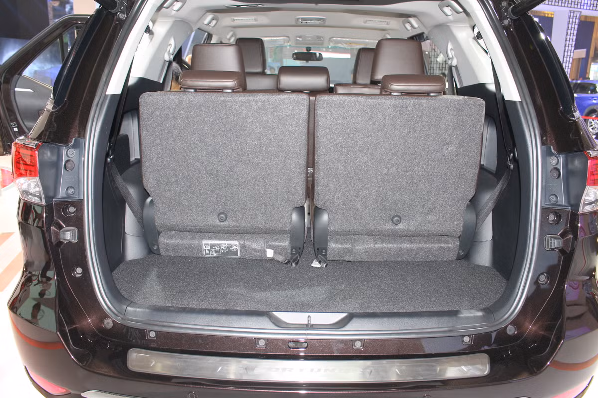 Fortuner 2016 cũng có tới 3 hàng ghế, cho phép 7 người có thể ngồi trong xe. Hàng ghế cuối cùng của xe có khả năng gập 50/50 về phía hai bên thân xe thay vì gập phẳng dưới sàn như nhiều đối thủ.