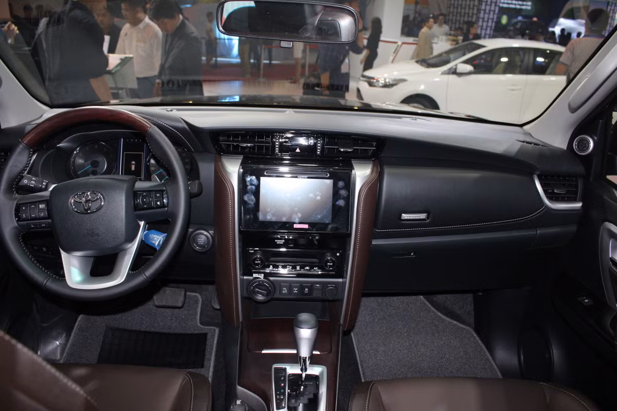 Dù có cách bố trí các chi tiết y hệt như Hilux, nhưng bảng táp-lô của Fortuner thế hệ mới lại được thiết kế hoàn toàn khác biệt, khiến chiếc xe trông cao cấp hơn hẳn. Đồng thời các chất liệu được sử dụng trên chiếc xe cũng tạo cảm giác sang trọng hơn so với Hilux.