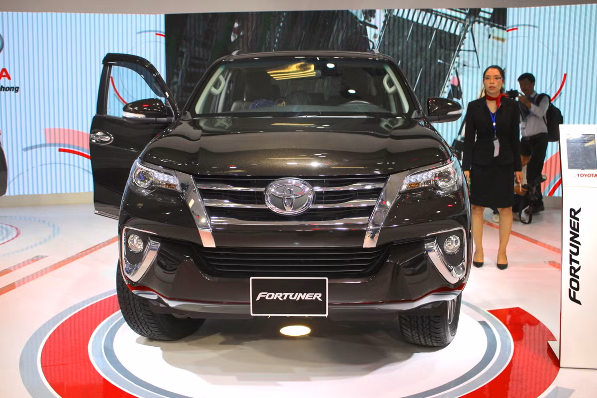 Giống như Hilux, Fortuner cũng được thiết kế theo ngôn ngữ "Keen Look" sắc sảo hơn thế hệ trước, nhằm đem tới vẻ đẹp vừa "lạnh lùng", vừa khỏe khoắn. Trong đó, "bộ mặt" của chiếc xe đã gây ấn tượng bởi thiết kế lưới tản nhiệt mới với các thanh chrome to bản, kèm theo 2 đèn pha projector kết hợp bóng LED sắc sảo.