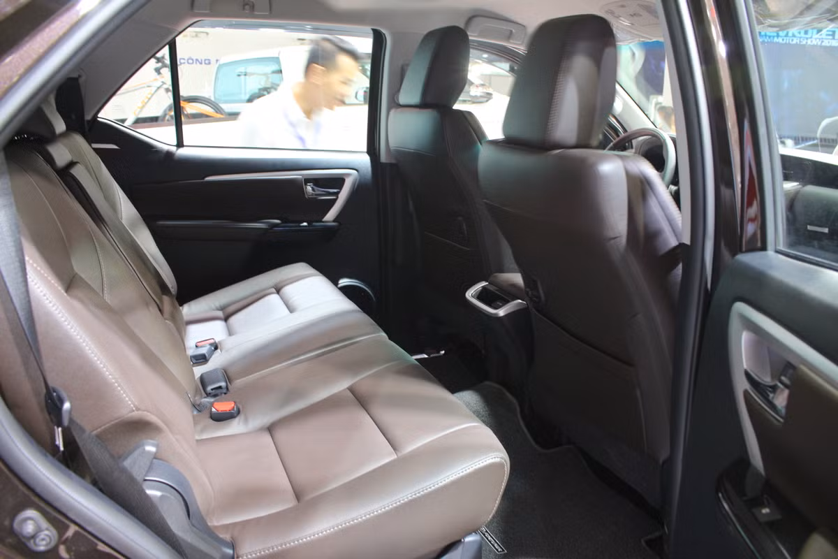 Có đẳng cấp hơn hẳn so với Hilux, phiên bản cao cấp của Fortuner cũng sở hữu nội thất bọc da xịn ở tất cả các ghế ngồi cùng một số chi tiết trong nội thất. Hàng ghế sau của xe có cửa gió điều hòa độc lập, có thể gập lưng 60/40 và chỉnh tay.