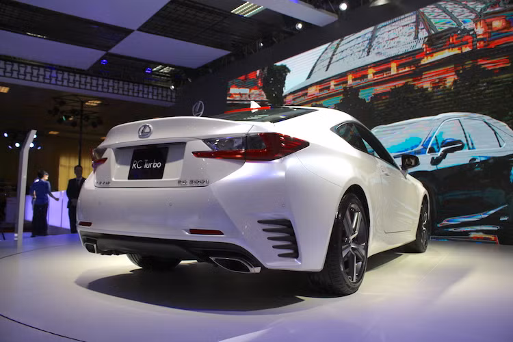 Hiện tại, Lexus Việt Nam chưa có thông tin gì về việc phân phối chính thức chiếc coupe hạng sang RC200t. Tuy nhiên nếu được bán chính thức ở nước ta nó sẽ có giá dưới 3 tỷ đồng và được xem là đối thủ lớn nhất của mẫu xe Mercedes-Benz C300 Coupe.