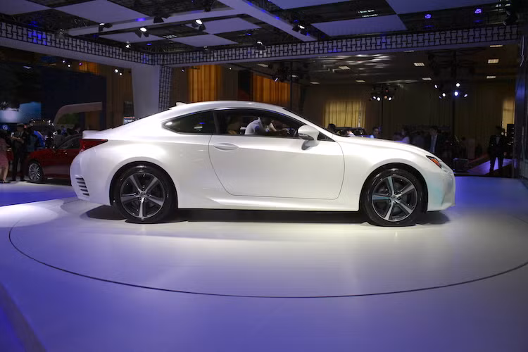 Nhìn từ hai bên thân, RC200t sở hữu những tỷ lệ thiết kế thân xe truyền thống của một mẫu xe du lịch sang trong GT (Grand Tourer) với phần mũi xe dài, vòm mui cong mềm mại và đuôi xe ngắn. Dù dựa trên cơ sở IS tuy nhiên RC lại có độ dài trục cơ sở nhỏ hơn, trong khi chiều dài lớn hơn.