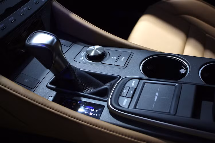 Thay vì màn hình cảm ứng, hệ thống thông tin giải trí của chiếc xe được điều khiển qua cụm nút và trackpad trên bệ trung tâm. Theo Lexus, thiết kế này giúp các khách hàng trung niên cũng có thể dễ dàng làm quen và chống sao nhãng khi đang lái xe.