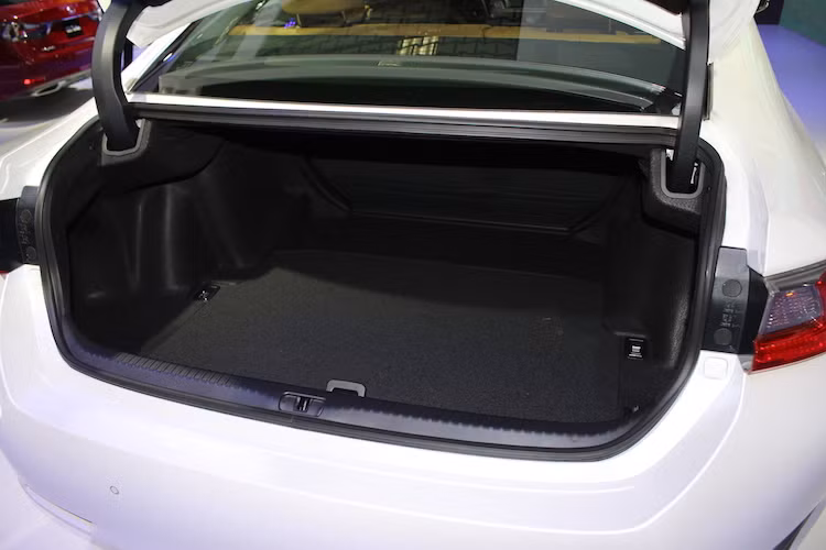 Với thể tích 423 lít, khoang hành lý của RC200t ở mức khá lớn trong phân khúc, Do có lòng rất sâu nên khoang hành lý của xe cũng có thể dễ dàng cất những vật dụng dài, chẳng hạn như túi đựng gậy golf.