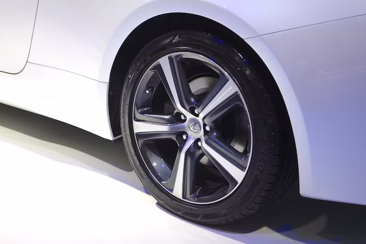 Dù là phiên bản thấp nhất của dòng RC hiện tại nhưng RC200t được trang bị sẵn mâm đúc 5 cánh đơn với 2 tông màu khá đẹp mắt và thể thao. Các phiên bản cao cấp hơn của xe được trang bị sẵn mâm 10 cánh 19 inch, đồng thời khách hàng mua RC200t cũng có thể đặt tùy chọn này.