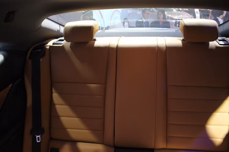 Giống như nhiều mẫu coupe khác, dù có ghế sau nhưng hàng ghế này trên RC200t có không gian khá chật hẹp, chỉ phù hợp nhất với trẻ em. Ngoài ra do chỉ có 2 cửa nên việc ra vào hàng ghế sau trên RC200t cũng khó khăn hơn nhiều so với chiếc IS 4 cửa.