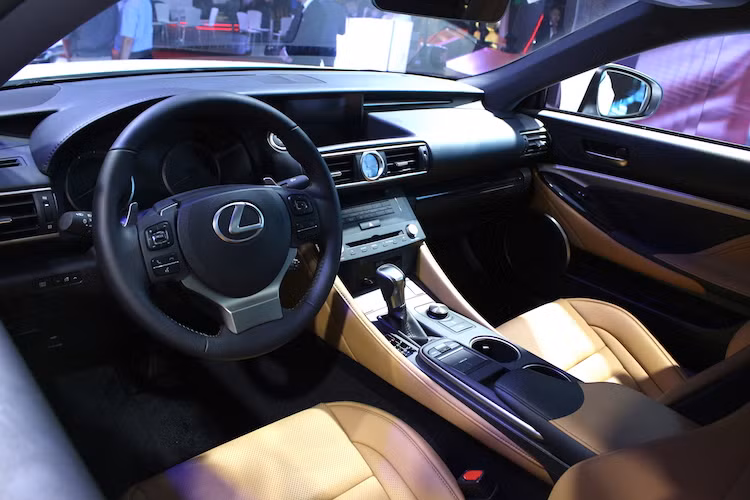Trong khi có kiểu dáng bên ngoài hoàn toàn khác biệt so với IS thì ở bên trong, Lexus đã "bê nguyên" thiết kế bảng táp-lô của IS sang cho RC. Tuy nhiên đây không phải là một nhược điểm khi vốn IS đã có bảng táp-lô hiện đại và trực quan. RC200t được trang bị sẵn tay lái 3 chấu kiểu thể thao kèm theo lẫy chuyển số phía sau vô-lăng.
