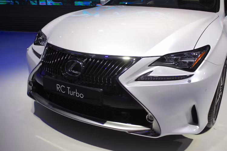 Là một trong những dòng xe hoàn toàn mới của Lexus, RC200t sở hữu thiết kế theo ngôn ngữ L-Finesse mới nhất đầy độc đáo và hiện đại, với điểm nhấn là lưới tản nhiệt hình con suốt "Spindle Grille" cực lớn ở phía trước. Dù dựa trên cơ sở dòng IS nhưng RC đã có phần đầu hoàn toàn khác biệt so với "người anh em" sedan.
