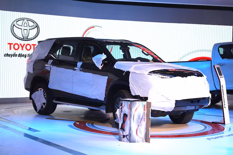 Ở khu trưng bày của Toyota, "đối thủ" của Pajero Sport là Fortuner thế hệ mới cũng sẽ lần đầu xuất hiện "chính hãng" tại Việt Nam. Một điểm nhấn khác của Toyota là mẫu xe xanh Prius, đã từng xuất hiện tại VMS 2015.