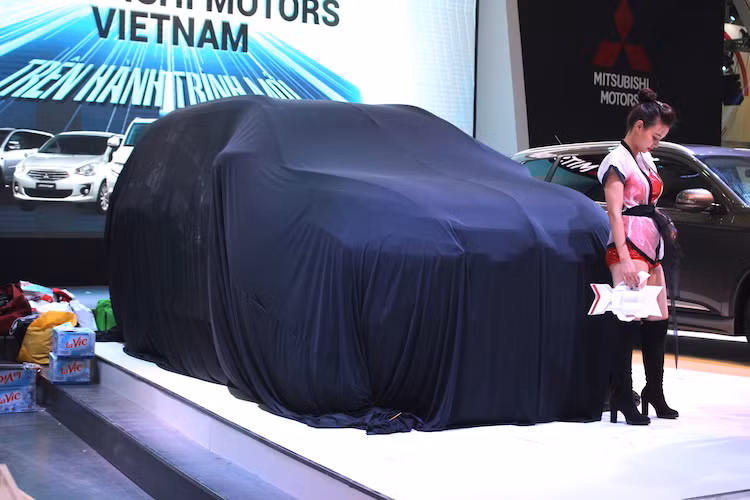 Ở gian hàng của Mitsubishi, đa phần các mẫu xe trưng bày sẽ là các dòng SUV/crossover khác nhau, thể hiện chiến lược chung của hãng xe Nhật trên Thế giới là tập trung vào các dòng xe đa dụng này. Mitsubishi cũng sẽ chọn VMS 2016 làm nơi ra mắt chiếc Pajero Sport thế hệ mới, cạnh tranh Toyota Fortuner và Nissan Everest.