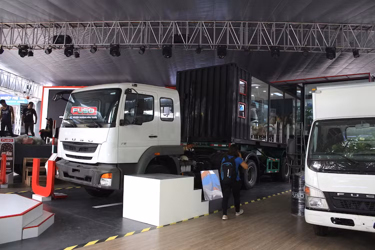 Ở không gian bên ngoài của Cung Hữu Nghị là khu vực trưng bày của các công ty kinh doanh và sản xuất xe ôtô thương mại, dự kiến sẽ ít thu hút khách tham quan hơn do nhận được ít sự quan tâm và thời tiết Hà Nội hiện vẫn khá nóng. Trong đó, nổi bật nhất phải kể tới gian hàng Fuso với chiếc xe đầu kéo kèm một container được cải tiến thành phòng tiếp khách.