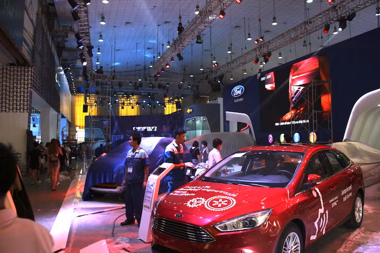 Dạo qua một vòng triển lãm, có thể thấy rằng do được tổ chức tại không gian hạn hẹp hơn Trung tâm triển lãm Sài Gòn vào năm ngoái nên quy mô của các khu trưng bày ở VMS 2016 vào năm nay đã nhỏ hơn. Ngoài ra, các mẫu xe ôtô trưng bày chủ yếu là xe dân dụng đã được bán tại Việt Nam và trên Thế giới, hoàn toàn vắng bóng những mẫu xe ý tưởng.