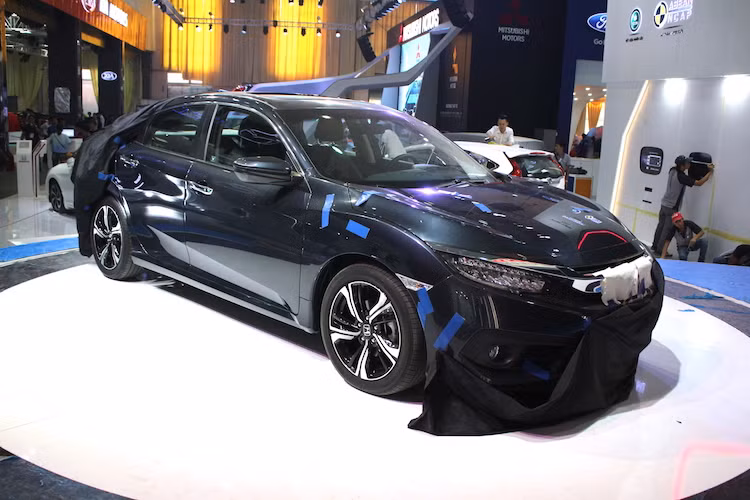 Điểm nhấn ấn tượng nhất của khu trưng bày Honda tại VMS 2016 là chiếc Honda Civic thế hệ mới. Không chỉ có thiết kế mới cực hiện đại và thể thao, Civic nay còn có phiên bản động cơ tăng áp mạnh mẽ và tiết kiệm nhiên liệu hơn.