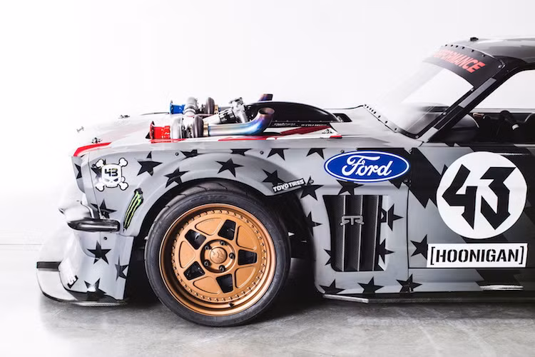 Về ngoại hình, chiếc xe vẫn khá giống với phiên bản 2 năm trước với bộ widebody "hàng thửa" từ sợi carbon để có thể che kín các bánh xe với lốp Pirelli Trofeo R bọc xung quanh mâm Fifteen52 R40 với kích thước 18 x 10,5 inch. Khác biệt dễ nhận ra nhất của xe đó là toàn thân đã được dán tem đấu với màu sắc và thiết kế mới.