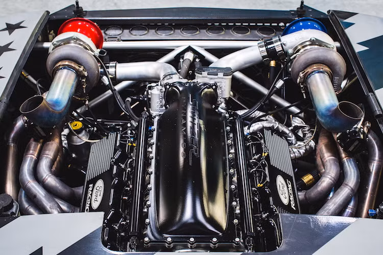 Tuy nhiên, điểm nâng cấp nhiều nhất của phiên bản Hoonicon V2 lại nằm hoàn toàn ở trong khoang máy của xe. Ở phiên bản đầu tiên, nhờ có khối động cơ 6.7l V8 nạp khí tự nhiên mà chiếc Mustang này có thể đạt công suất đáng nể 845 mã lực. Không giống như những chiếc Mustang khác, sức mạnh của động cơ được truyền xuống hệ dẫn động 4 bánh thay vì chỉ dẫn động cầu sau.