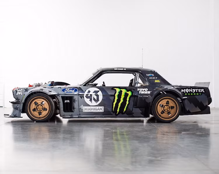 2 năm sau khi Gymkhana 7 được chính thức "lên sóng", Ken Block đã một lần nữa đem chiếc Mustang với biệt danh Hoonicorn trở lại "ánh hào quang" với phiên bản mới Hoonicorn V2. Tuy nhiên trong lần này, chiếc xe đã tiếp tục được anh cùng với các cộng sự độ lại để trở nên "khủng" và "điên rồ" hơn nữa.