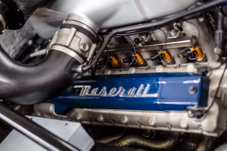 Để nâng cấp động cơ, hãng độ Edo Competition đã phải "doa nòng" và trang bị hàng loạt các chi tiết mới như trục cam độ, cò độ, tay biên mới, lọc gió thoáng hơn, phun nhiên liệu mạnh hơn cùng hệ thống xả bằng thép không rỉ. Hộp số của xe cũng đã được nâng cấp trong khi động cơ được mở tua tối đa 9500 rpm.