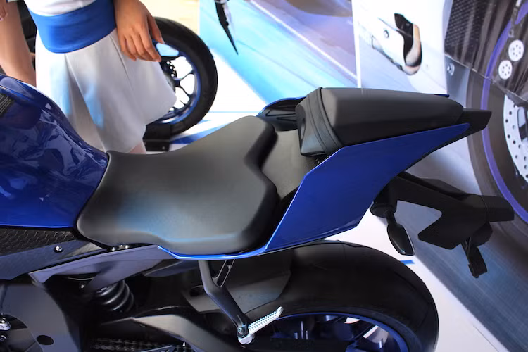 Dù là một mẫu superbike nhưng R1 2016 vẫn có yên phụ cho người ngồi sau. Tuy nhiên, chiếc yên này chỉ mang tính chất khiến cho chiếc xe hữu dụng hơn một chút trong những trường hợp bất chợt cần chở người, khi có bề rộng rất hẹp và được thiết kế góc cạnh, không đem tới cảm giác êm ái cho người ngồi sau.