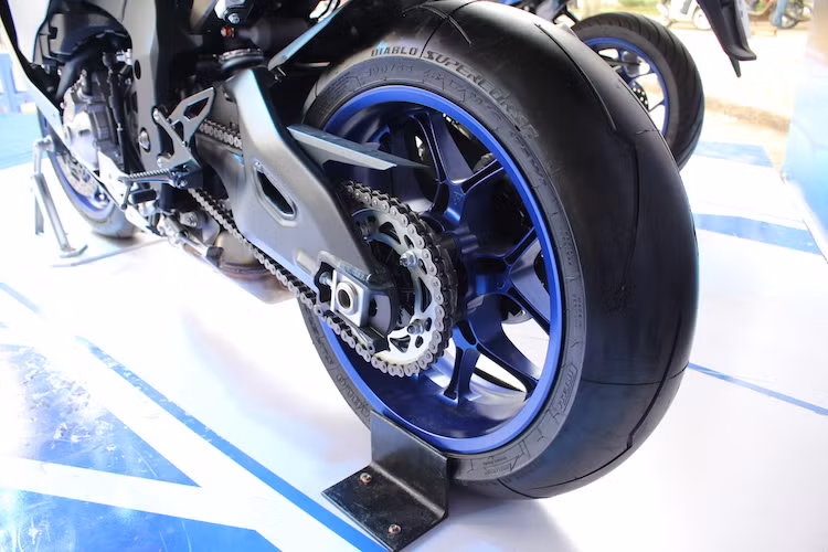 Mâm của R1 được làm bằng hợp kim trọng lượng nhẹ, với thiết kế 5 cánh chữ Y quen thuộc của Yamaha. Cũng giống như lốp trước, lốp sau của xe là loại Pirelli Diablo Supercorsa với vân hình tia sét đặc trưng, nhưng có bản rộng 190/55/17.