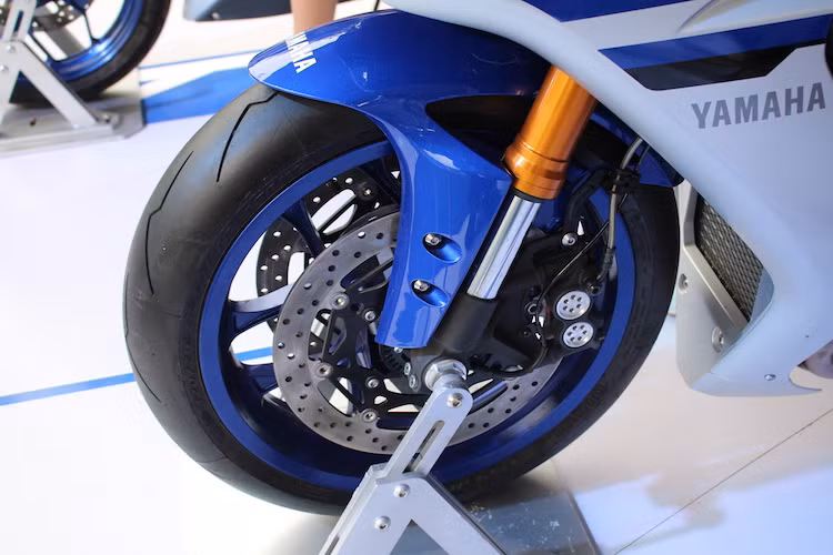 Chiếc R1 2016 chính hãng được nhập về Việt Nam là phiên bản cơ bản, được trang bị phuộc USD của KYB có khả năng điều chỉnh ở phía trước. Lốp trước có kích cỡ 120/70/17 và là loại "siêu bám đường" Pirelli Diablo Supercorsa.