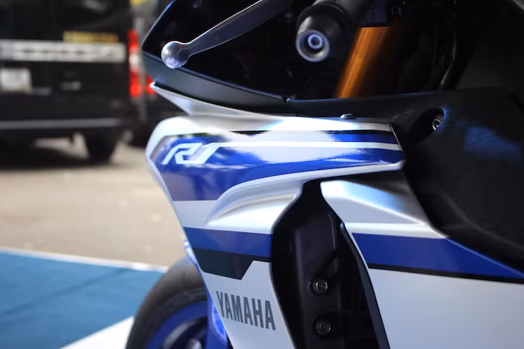 Ngoài ra, khách hàng còn có thể đặt thêm tùy chọn hệ thống Communication Control Unit (CCU), cho phép người dùng tải về các dữ liệu GPS thông qua wifi và thiết lập các chế độ chạy theo từng điều kiện. Trên phiên bản R1M cao cấp hơn, hệ thống này là trang bị tiêu chuẩn.