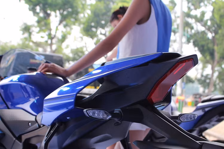 Một trong những chi tiết thiết kế khá "độc" của R1 đó là phần đuôi xe có 2 lỗ chạy từ yên xe, tạo thành 2 "cánh gió" nhỏ để giúp tăng lực nén không khí ở tốc độ cao khi người lái "núp gió", khiến chiếc xe ổn định hơn. Đèn hậu của xe được đặt dọc, có hình lục giác và sử dụng công nghệ LED hiện đại.