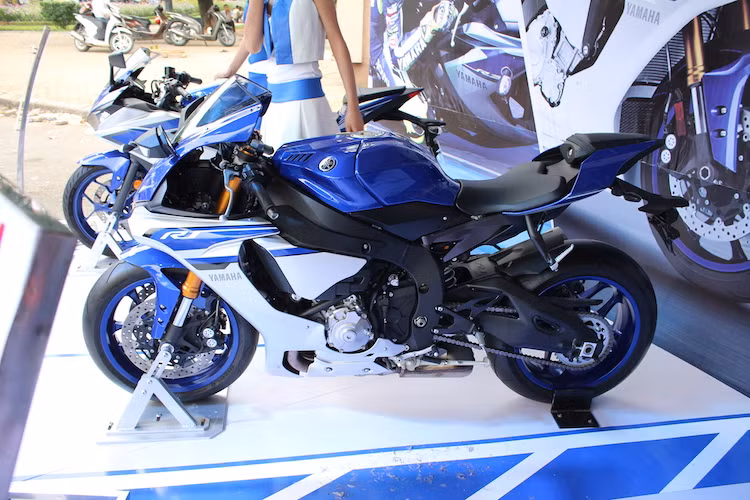 Không chỉ có kiểu dáng "mượn" từ xe đua, YZF-R1 2016 còn được ứng dụng những công nghệ có nguồn gốc từ MotoGP nhằm nâng cao khả năng vận hành. Chính tay đua Valentino Rossi cũng đã thử nghiệm và xác nhận rằng R1 mới đem lại cảm giác gần như y hệt mẫu xe đua M1 mà anh từng cầm lái trước đây.
