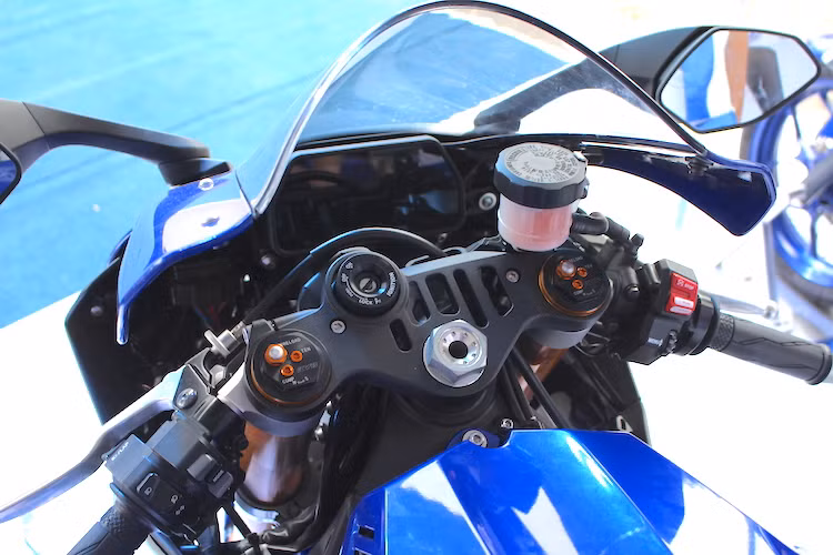 Một số công nghệ nổi bật trên R1 bao gồm con quay hồi chuyển 6 hướng, hệ thống kiểm soát lực kéo (TCS), kiểm soát độ trượt (Slide Control System - SCS), kiểm soát độ nâng đầu xe (Lift Control System - LIF), kiểm soát tăng tốc (Launch Control System - LCS) và hệ thống chuyển số nhanh (Quick Shift System - QSS) giúp người lái có thể chuyển số không cần bóp côn...