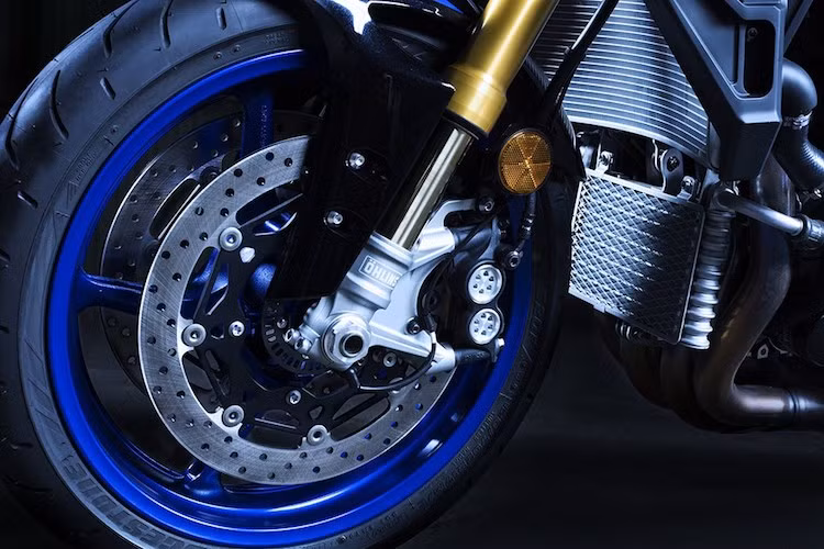 Nâng cấp đáng kể nhất trên siêu môtô MT-10 SP đó là chiếc xe đã được nâng cấp lên cặp phuộc trước sau Ohlins bán chủ động, thay vì phuộc của KYB như MT-10 thường. Đây cũng là hệ thống phuộc đang được Yamaha trang bị cho R1.