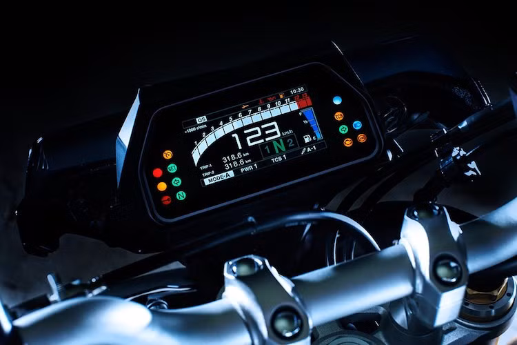 Các tùy chọn chế độ của phuộc có thể được điều chỉnh thông qua bảng đồng hồ của chiếc xe. Thay vì màn hình đen trắng, bảng đồng hồ trên MT-10 cũng đã được nâng cấp lên màn hình màu y hệt R1.