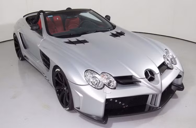 Lần đầu tiên Mercedes SLR McLaren xuất hiện trước công chúng là vào năm 1999 dưới dạng concept và có tên gọi Vision SLR. Lúc đó Mercedes vẫn đang nắm tới 40% cổ phần của McLaren và đang hợp tác cùng hãng siêu xe Anh trong giải Công thức 1.