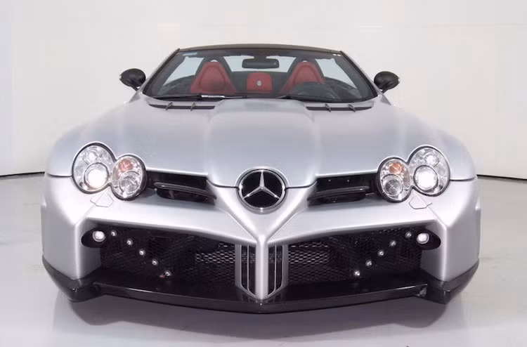 Vốn đã là một trong những siêu xe "hàng độc" và rất mạnh mẽ, SLR McLaren còn tiếp tục được hãng FAB Design nâng cấp để trở nên "độc" hơn. Trong đó, ngoại hình của xe đã được thay đổi mạnh mẽ nhờ bộ widebody mới, có điểm nhấn là cản trước với "miệng" hút gió siêu rộng.