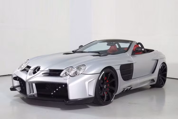 Vào năm 2003, đây là những con số rất ấn tượng, tuy nhiên báo giới hồi đó tỏ ra quan tâm tới thời gian tăng tốc từ 0-100 km/h chỉ trong 3,8 giây của xe. Tốc độ tối đa mà SLR McLaren đạt được là 334 km/h - vẫn "ngang ngửa" với nhiều siêu xe hiện nay.