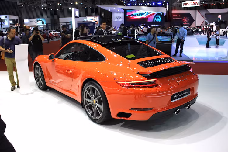 Dòng xe thể thao huyền thoại 911 còn góp mặt tại triển lãm VIMS 2016 với phiên bản có giá "phải chăng" nhất là Carrera. Từng được ra mắt thị trường Việt lần đầu vào tháng 3 năm nay, Carrera mới sở hữu khối động cơ 6 xi-lanh nằm ngang ngang 3.0l tăng áp kép hoàn toàn mới, thay vì loại 3.6l nạp khí tự nhiên như trước đây.