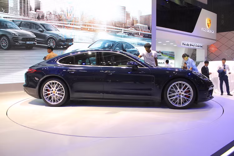 Trong đó, "tâm điểm" của khu trưng bày Porsche năm nay là chiếc xe du lịch hạng sang Panamera Turbo thế hệ mới và là phiên bản cao cấp nhất, đã tới Việt Nam chỉ vài tuần sau triển lãm Paris. Panamera Turbo là mẫu xe đắt nhất của Porsche tại triển lãm, sẽ chinh phục những người yêu thích dòng Panamera bởi tính thể thao và những tiện nghi đột phá trong phân khúc.