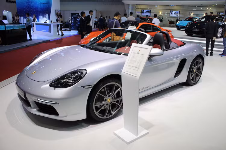 Sau 20 năm dòng xe thể thao mui trần Boxster được ra mắt, Porsche đã chính thức đổi tên thành 718 Boxster trong đợt nâng cấp giữa vòng đời mới nhất. So với phiên bản cũ, 718 Boxster có công suất lớn hơn song tiết kiệm nhiên liệu hơn nhờ động cơ 2.0l 300 mã lực.
