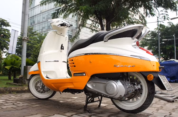 Tại thị trường Việt Nam, Peugeot Django hiện đang được bán với giá niêm yết 70 triệu đồng. Với mức giá này, có thể dễ thấy rằng Django đang muốn nhắm tới phân khúc của những người sử dụng Vespa Primavera hoặc Sprint.