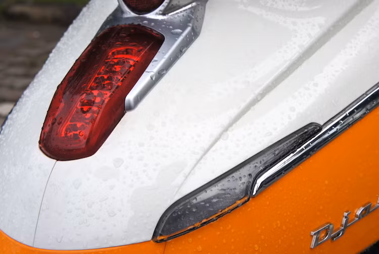 Những đường nẹp chrome chạy dọc thân xe của Django kết thúc ở phía sau với điểm nhấn là các đèn LED xi-nhan tinh tế. Trong khi đó, đèn hậu của xe có thiết kế đặt dọc và cũng sử dụng công nghệ LED hiện đại.