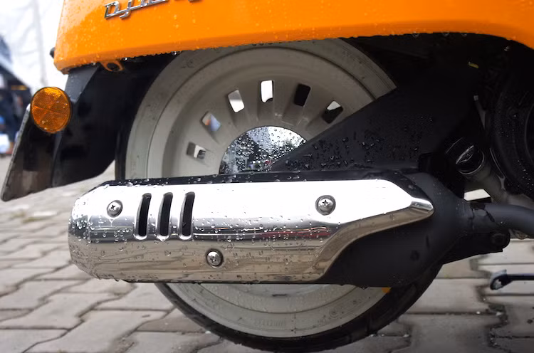 Phiên bản tầm trung được trang bị máy 125 cc 10,2 mã lực và bản cao cấp dùng động cơ 150 cc 11,3 mã lực. Tại Việt Nam, Django hiện đang chỉ có duy nhất phiên bản động cơ 4 kỳ 125 cc. Hệ thống treo của xe gồm phuộc ống lồng ở phía trước và phuộc monoshock ở phía sau.