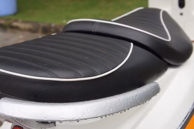 Tương tự chiếc Vespa GTV, yên của Django cũng được tách rời thành 2 nửa cho người ngồi trước và ngồi sau xe. Với chiều cao yên chỉ 770 mm, ngay cả chị em phụ nữ cũng có thể dễ dàng điều khiển Django. Xe được trang bị bình xăng 8,2 lít.